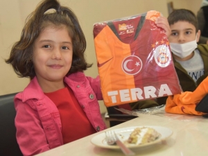 Çocuk Evleri Sitesinde Kalan Çocuklara 23 Nisan Sürprizi