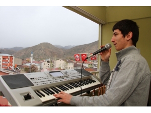 Evinin Balkonundan 23 Nisan Programı Yaptı