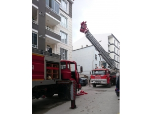 Dumandan Etkilenen Bina Sakinlerini İtfaiye Kurtardı