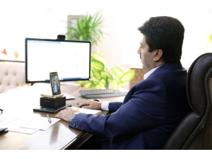 Rektör Sarıbıyık, Canlı Yayınla Öğrencilerle Bir Araya Geldi