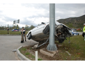 Direğe Çarpan Otomobil Şaha Kalktı