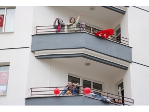 Müzik Öğretmeninden 23 Nisan’da Gitarlı Balkon Konseri