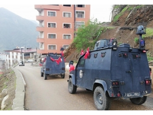 Şemdinli’de Polis Araçları Çocuklar İçin Süslendi