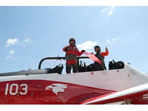 Çocuklar Kokpit İçerisinde Hürkuş İle Uçtu