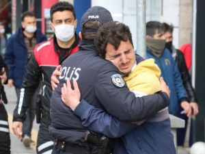 O Gözyaşlarına Boğuldu, Meraklı Vatandaşlar Koronayı Hiçe Saydı