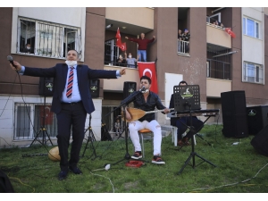 Bahçede Konser, Balkonda 23 Nisan Coşkusu