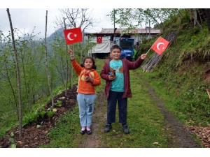 Başkan Köy Çocuklarını Sevindirdi