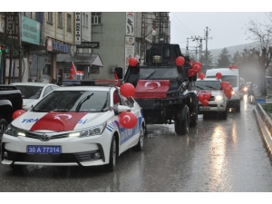 Yüksekova’da Resmi Araçlar Süslenip Sokak Sokak Gezilerek 23 Nisan Kutlandı