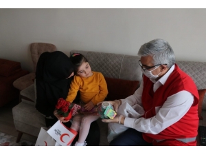 Kızılay’dan Şehit Çocuğuna Anlamlı Ziyaret