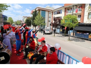 23 Nisan Tırıyla Bayram Coşkusunu İzmit Sokaklarına Taşıdı