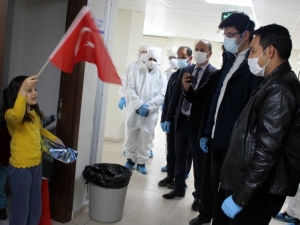 Karantinadaki İşçilerin Çocuklarına 23 Nisan Ziyareti