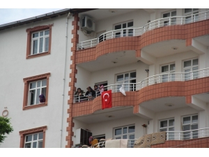 Kulp Polisi Çocuklara Türk Bayrağı Dağıttı