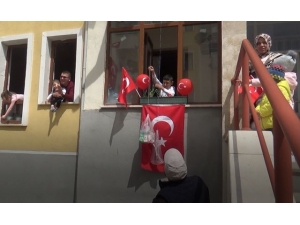 Balkonlarını Süsleyen Öğrencilere 23 Nisan Sürprizi