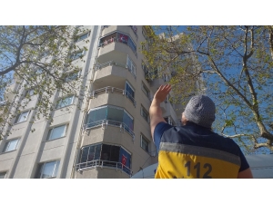 Korona Nedeniyle Ailesinden Uzak Kalan Çocuklar Bayramı Balkonlardan Kutladı