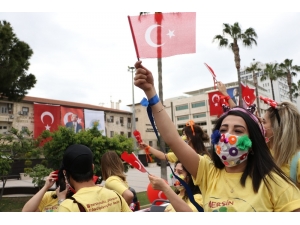 Sesi Duyan Balkon Ve Pencerelere Çıktı
