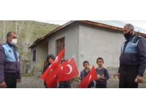 Erciş Belediyesinden Çocuklara Bayrak