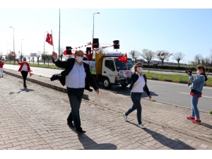 Belediye Başkanı Sokak Sokak Gezip Çocukları Eğlendirdi