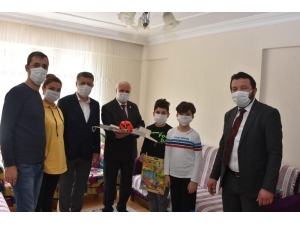 Milletvekili Özkan Çocukların Gününü Sürprizlerle Kutladı