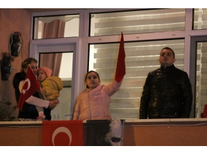 Binlerce Vatandaş Evlerinin Balkon Ve Pencerelerinden İstiklal Marşı Okudu