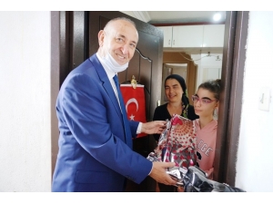 Öğretmenleri Minikleri Evlerinde Ziyaret Etti