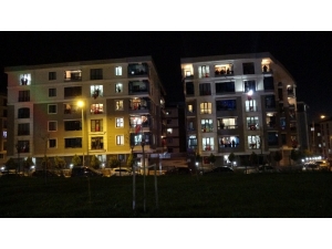 Çorlulular 23 Nisan Coşkusunu Balkonlarında Yaşadı