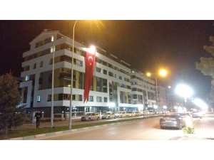 Bayrakları Astılar, Hep Bir Ağızdan İstiklal Marşı’nı Okudular