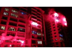 Meşaleler Yakıldı, İstiklal Marşı Balkonlardan Okundu