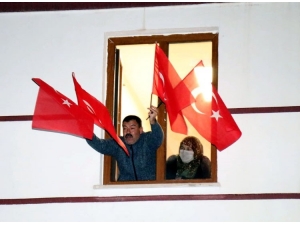 Karantina Altındaki Vatandaşlardan 23 Nisan Kutlaması