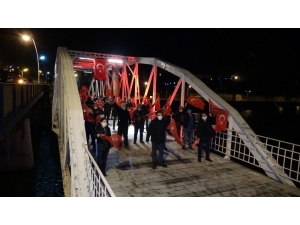 Tarihi Köprüde İstiklal Marşı Coşkusu