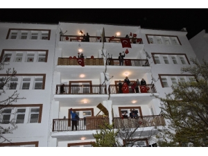 Gümüşhane’de Binlerce Kişi Balkonlardan İstiklal Marşı’nı Okudu