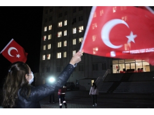 Karaman’da Karantinadaki 154 Kişi Yurdun Pencerelerinden İstiklal Marşı Okudu