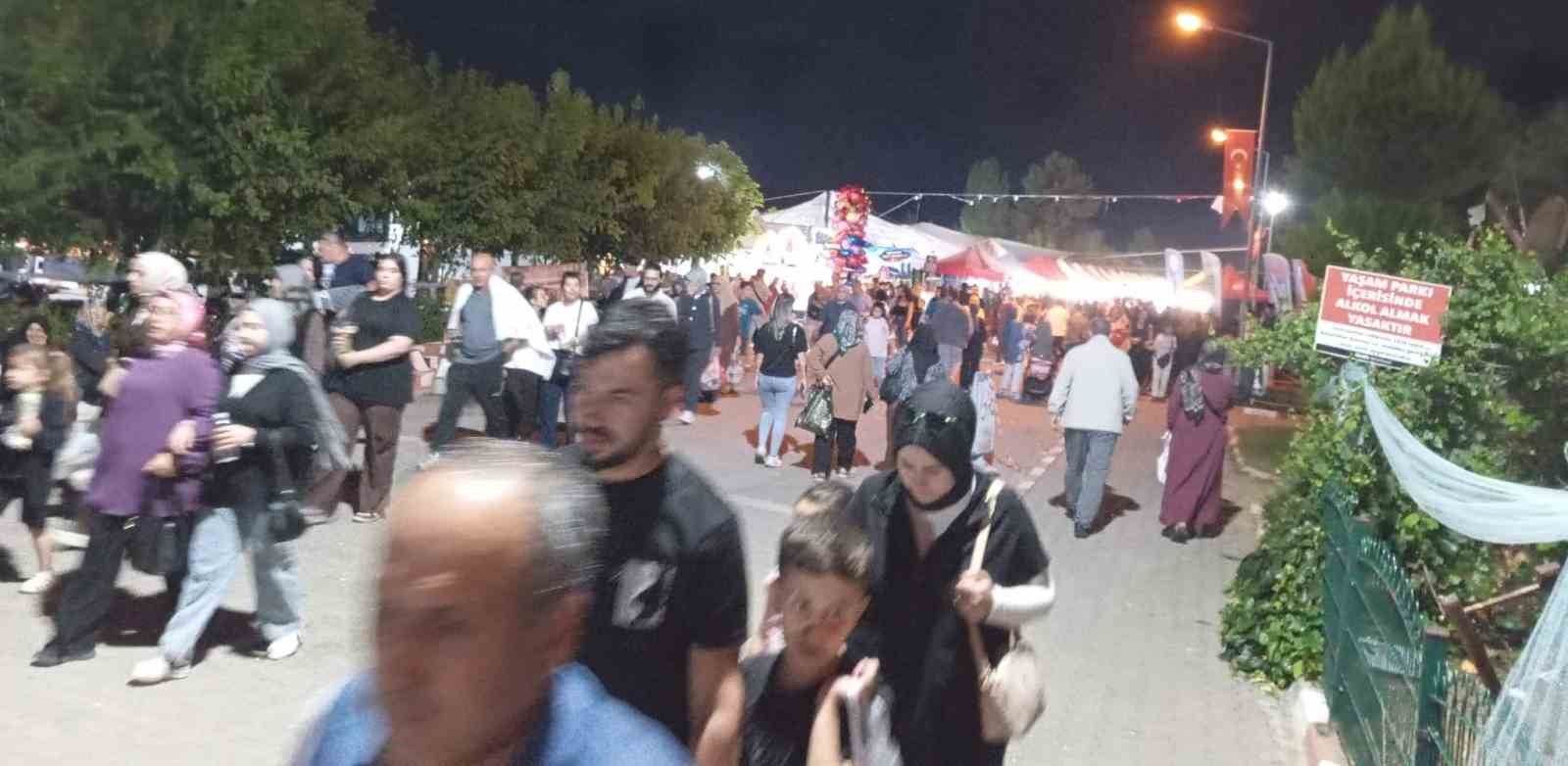 gediz-tarhana-festivali-nin-son-gununde-festival-alaninda-insan-seli