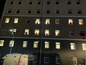 Karantinadaki 75 Kişi Yurdun Pencerelerinden İstiklal Marşı’nı Okudu