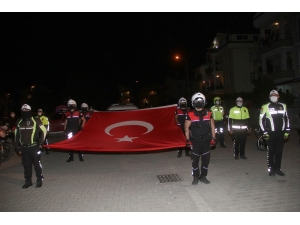 Fethiye’de Polisler Sokakta, Vatandaşlar Balkonda İstiklal Marşı Okudu