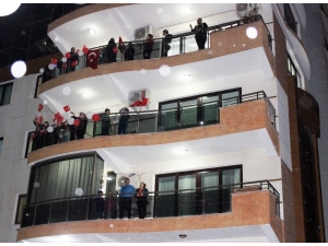Hatay’da Balkonlarda 23 Nisan Coşkusu