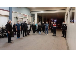 Sağlık Çalışanları Ve Polis İstiklal Marşı’nı Birlikte Okudu