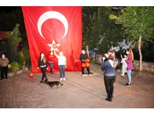 Bodrum’da Vatandaşlar Balkonlara Sığmadı Sokaklara Taştı