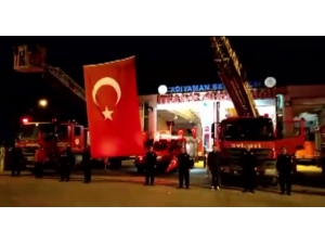 İtfaiyeciler Dev Türk Bayrağı Altında İstiklal Marşı’nı Okudu
