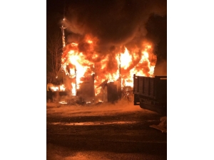 Rize’de İnşaat Malzeme Deposunda Yangın