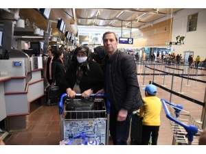 İsveç’te Bulunan Türk Vatandaşları Türkiye’ye Tahliye Edildi