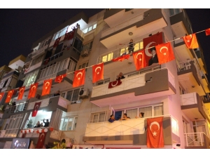 İzmirliler İstiklal Marşı’nı Hep Bir Ağızdan Balkonlarda Okudu