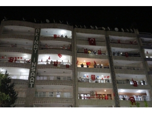 Siirtliler Balkonlardan İstiklal Marşı’nı Okudu