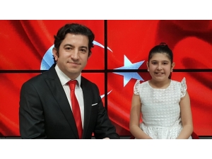 Canlı Yayınlanan Haber Bültenini 10 Yaşındaki Kızı İle Sundu