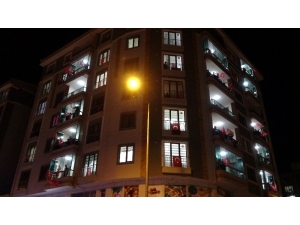Vanlılar Balkon Ve Pencerelerden İstiklal Marşı Okudu