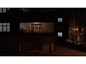 Ağrılılar Balkonlara Çıkarak İstiklal Marşı’nı Okudu
