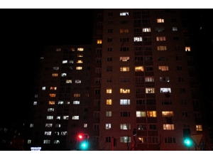 İstanbullular Balkonlara Ve Pencerelere Çıkarak 23 Nisan’ı Kutladı