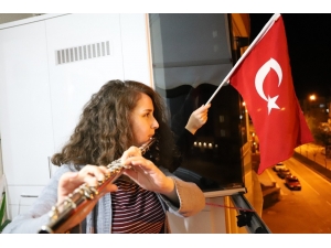 Müzik Öğretmeni Flütle Çaldı, Tüm Mahalleye İstiklal Marşı Söyletti