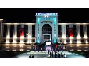 Battalgazi Belediyesi Önünde İstiklal Marşı Coşkusu