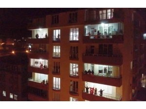 İstiklal Marşı’nın Balkonlardan Okunduğu Anlar Havadan Görüntülendi