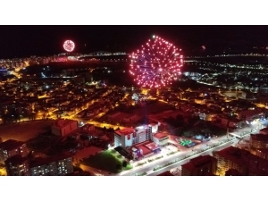 Elazığ’da Sağlıkçılara Havai Fişekli Moral